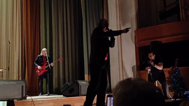 18-01-2026  ВИА КРАСНЫЕ  МАКИ   МОСКВА ЦДУ ЧАСТЬ-1 смотреть онлайн