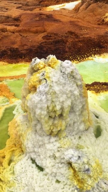 Кислотное_озеро_в_кратере_вулкана_Даллол,_Эфиопия_5_без_муз