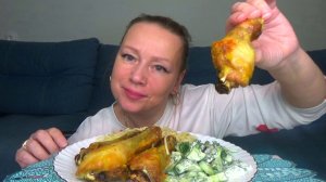 Мукбанг макароны с куриными ножками запеченными в духовке, салат со сметаной. Еда.