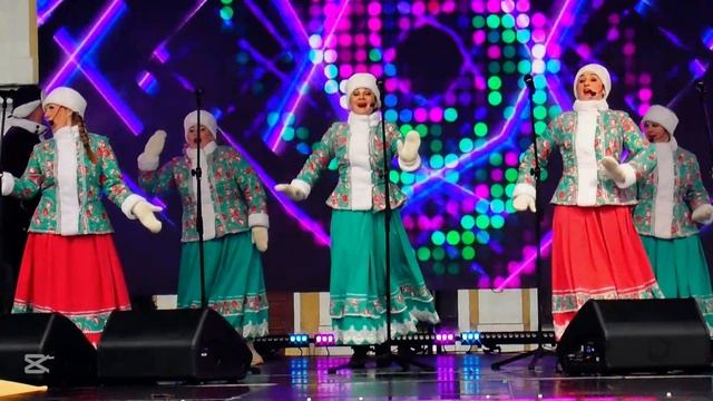 Взрывной фольклор: народный ансамбль исполняет заводную песню — танцуйте вместе!