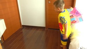 diana-i-roma-sporiat-za-igrovoi-domik