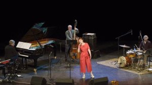 Анна Бутурлина - Мир без любимого (А. Зацепин - Ю. Энтин)