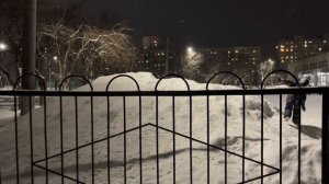 Серые панельные дома, тихие дворы, январь 2026