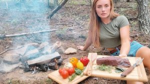 Вырезка из оленины, приготовленная по пещерному, на костре в лесу. Бушкрафт.
