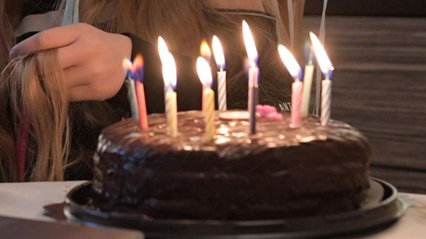 Подростки чуть не сожгли именинницу во время поздравления смотреть онлайн