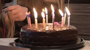 Подростки чуть не сожгли именинницу во время поздравления