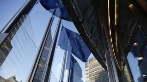 Макрон назвал безумием применение Европой инструментов принуждения к США