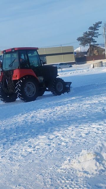 Трактор убирает снег❄❄❄ смотреть онлайн