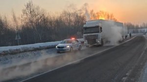 Кемеровские автоинспекторы помогли водителю большегруза на опасном участке федеральной трассы