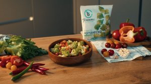 Теплый салат с капустой Романеско и овощами