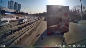 Кричала от боли: во Владивостоке грузовик не пропустил скорую с тяжелой пациенткой