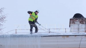 Власти Нижнего Новгорода отчитываются о борьбе с сосульками на городских крышах