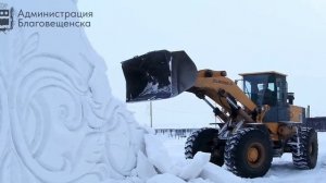 В Благовещенске убирают аварийные горки