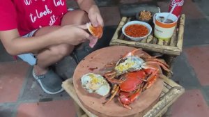 Огромные грязевые крабы на гриле и восхитительный рецепт приготовления морского краба с острым соусо