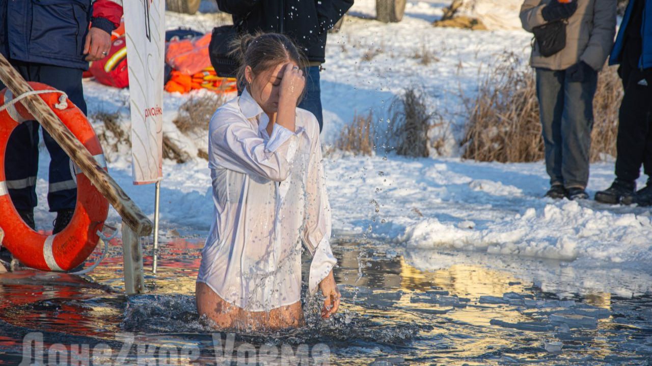 Мы купаемся в проруби на Крещение Господне 19 января. смотреть онлайн