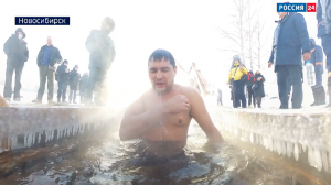 В Новосибирске отметили Крещение окунанием в купель на озере Жемчужина Сибири