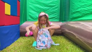 Настя_помогает_папе_выбраться_из_лабиринта