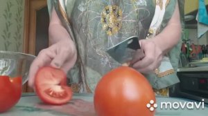 САЛАТ ИЗ ПОМИДОР С СЫРОМ И ОСТРОЙ ЗАПРАВКОЙ.