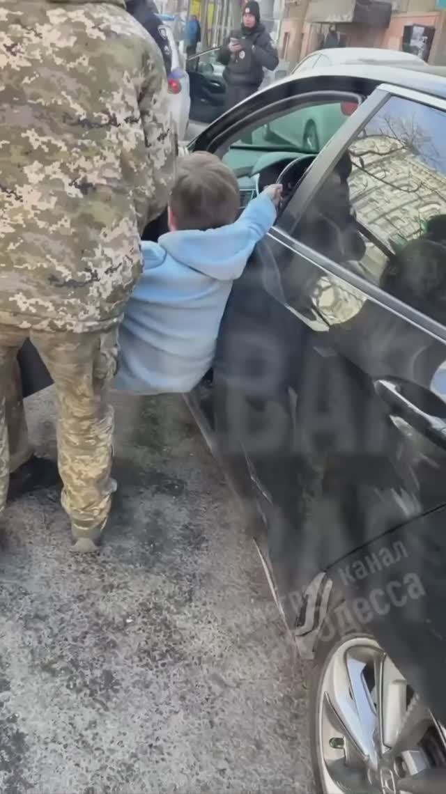 Одесса: ТЦК снова "на службе обществу" 🤬 смотреть онлайн