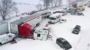 Больше 100 машин попали в аварию в США на магистрали в Мичигане.