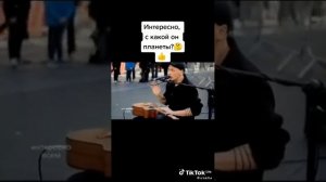 Кто не в курсе - это один из самых популярных в мире уличных музыкантов, виртуоз гитары из Австралии