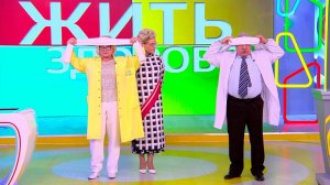 Реаниматолог показал четыре упражнения с полотенцем против шейного остеохондроза