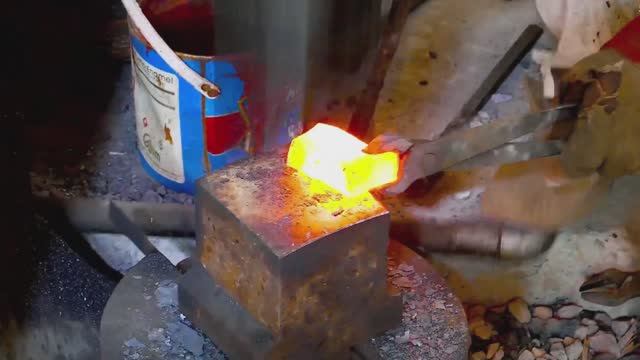 Масштабная ковка топоров уличными мастерами. смотреть онлайн