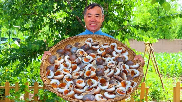 Огненные улитки "Кошачий глаз", обжаренные во фритюре с пятью сортами перца Чили. Еще более сочные