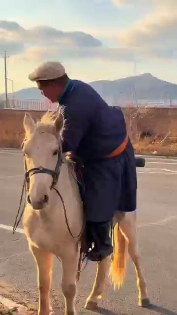 Ийу...поскакал на коне в село, в магазине купил продукты на запас на неделю и две бутылки спирта :) смотреть онлайн