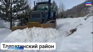 В круглосуточном режиме идет расчистка дорог и в горных районах, где выпал снег