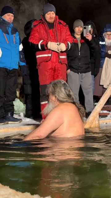 ЧУДО КРЕЩЕНСКОЙ НОЧИ! ОКУНАНИЕ НА ЖЕНСКОМ ПОДВОРЬЕ МОНАСТЫРЯ смотреть онлайн