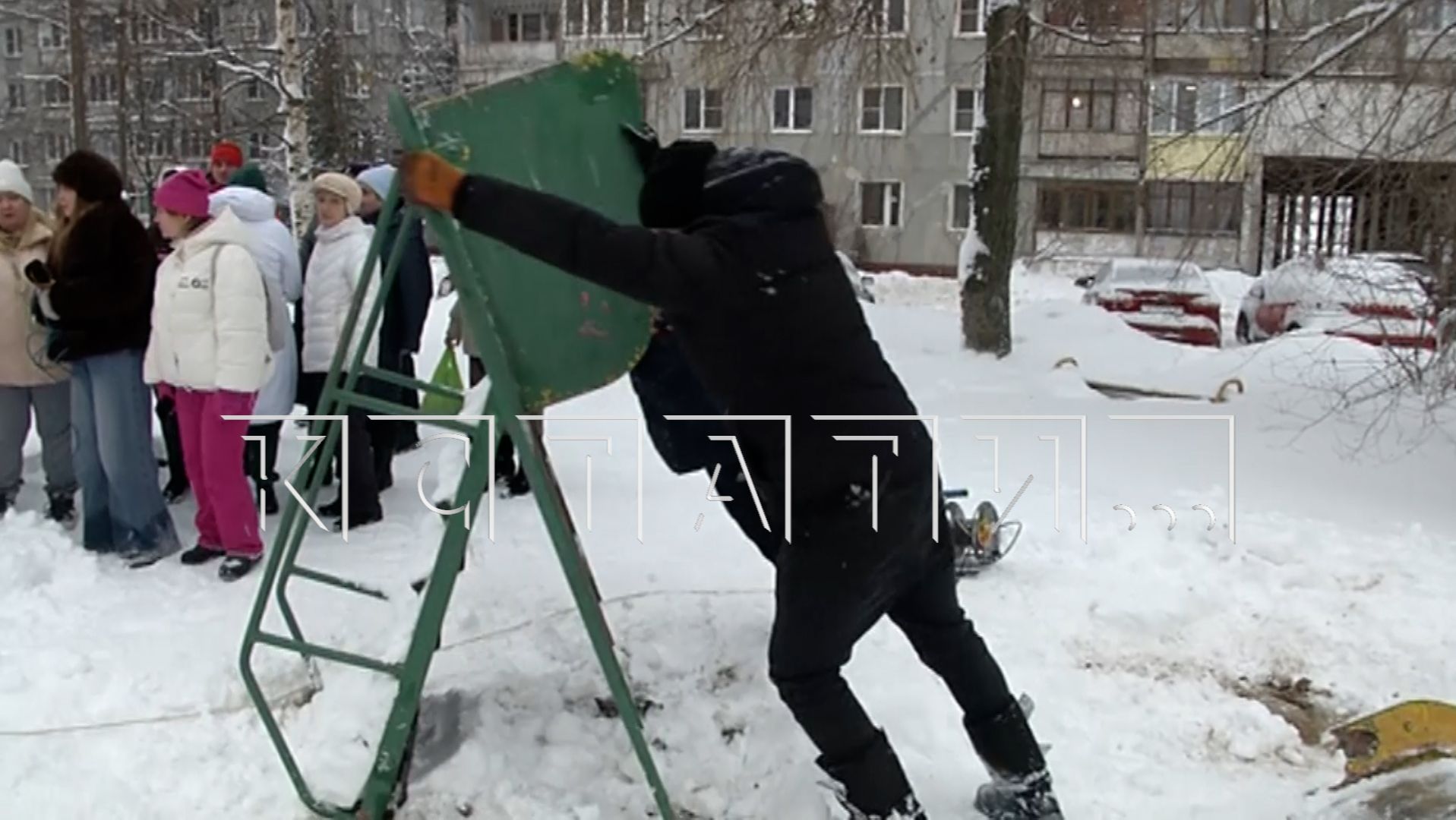 Председатель ТСЖ, несмотря на протесты жителей, сносит детскую площадку ради платной автопарковки смотреть онлайн