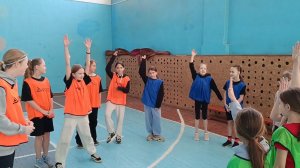 Тренировку чемпионов провели в 8-й школе юные звёздочки футбола (20.01.26г., Бийское телевидение)