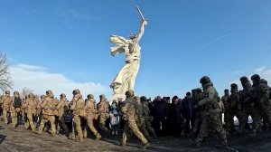 Тысячи волонтеров ежедневно доставляют грузы и организуют сборы для бойцов на передовой.