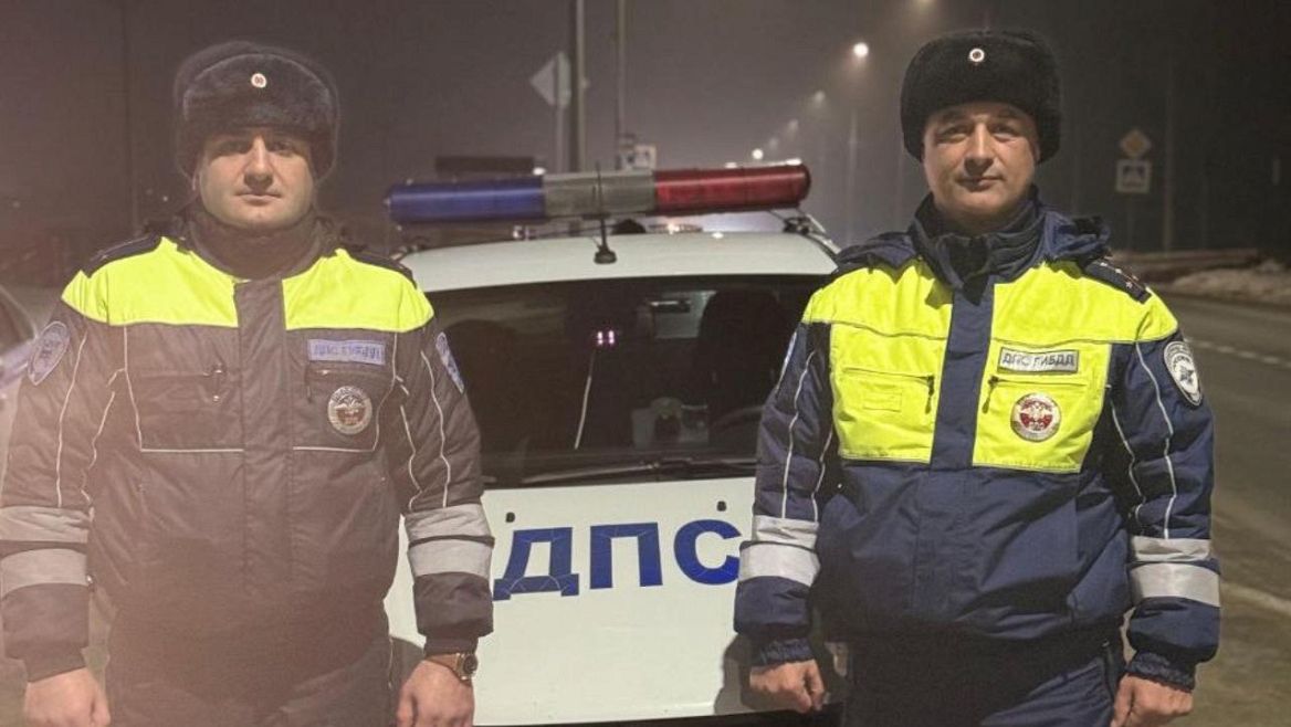 Полиция Карачаево‑Черкесии помогла семье добраться по горной трассе до СТО для ремонта генератора смотреть онлайн