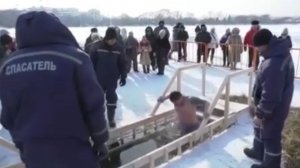 Спасатели МЧС России обеспечили безопасность во время крещенского купания