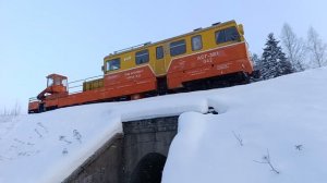 АСГ-30П по высокой насыпи прибывает на станцию Котчиха, январь 2026 год