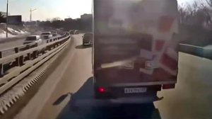 В Приморье водитель грузовика едва не спровоцировал ДТП со скорой.