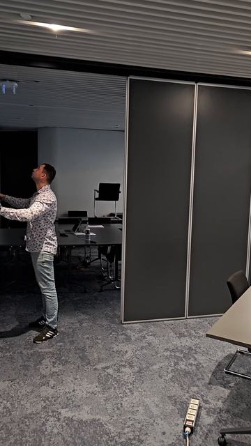 Процесс открытия черной раздвижной стены в Москва-Сити! 