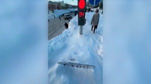 Ни пройти ни проехать: кадры последствий схода оползня в Сочи и снегопадов на Камчатке.