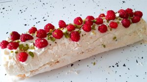 Меренговый рулет с фисташковой пастой и ягодами - рецепт на Eda.video