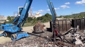 Погрузчик Terex MHL350 Fuchs для погрузки металлолома на самосвал Cat 777C