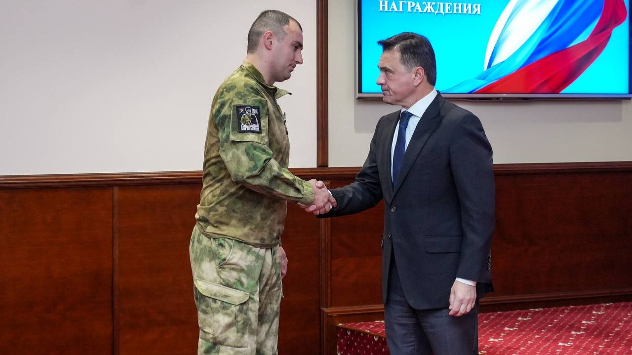 Андрей Воробьев вручил мытищинцу медаль «За храбрость» II степени смотреть онлайн