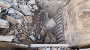 Удивительная машина для дробления первичной горной породы в карьере Работает || Установленная каменн