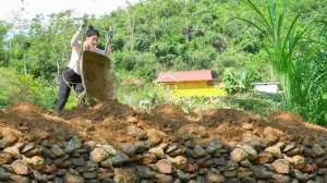 Укладываю камни для насыпи. Укрепляю размытые берега пруда.  Забочусь о стае из 100 цыплят. Нхат