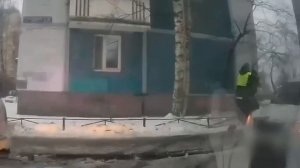 В Петербурге дворник эффектной подножкой помог задержать убегающего через дворы пьяного лихача.