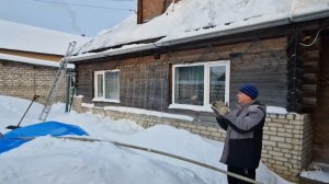 Муйня для чистки снега с нашей хижины. Смех смехом а крыша может рухнуть после сильного снегопада.