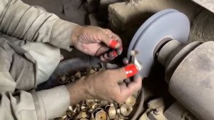 Пакистан В стиле 1850-х годов изготавливаются миллионы латунных держателей для Колы...