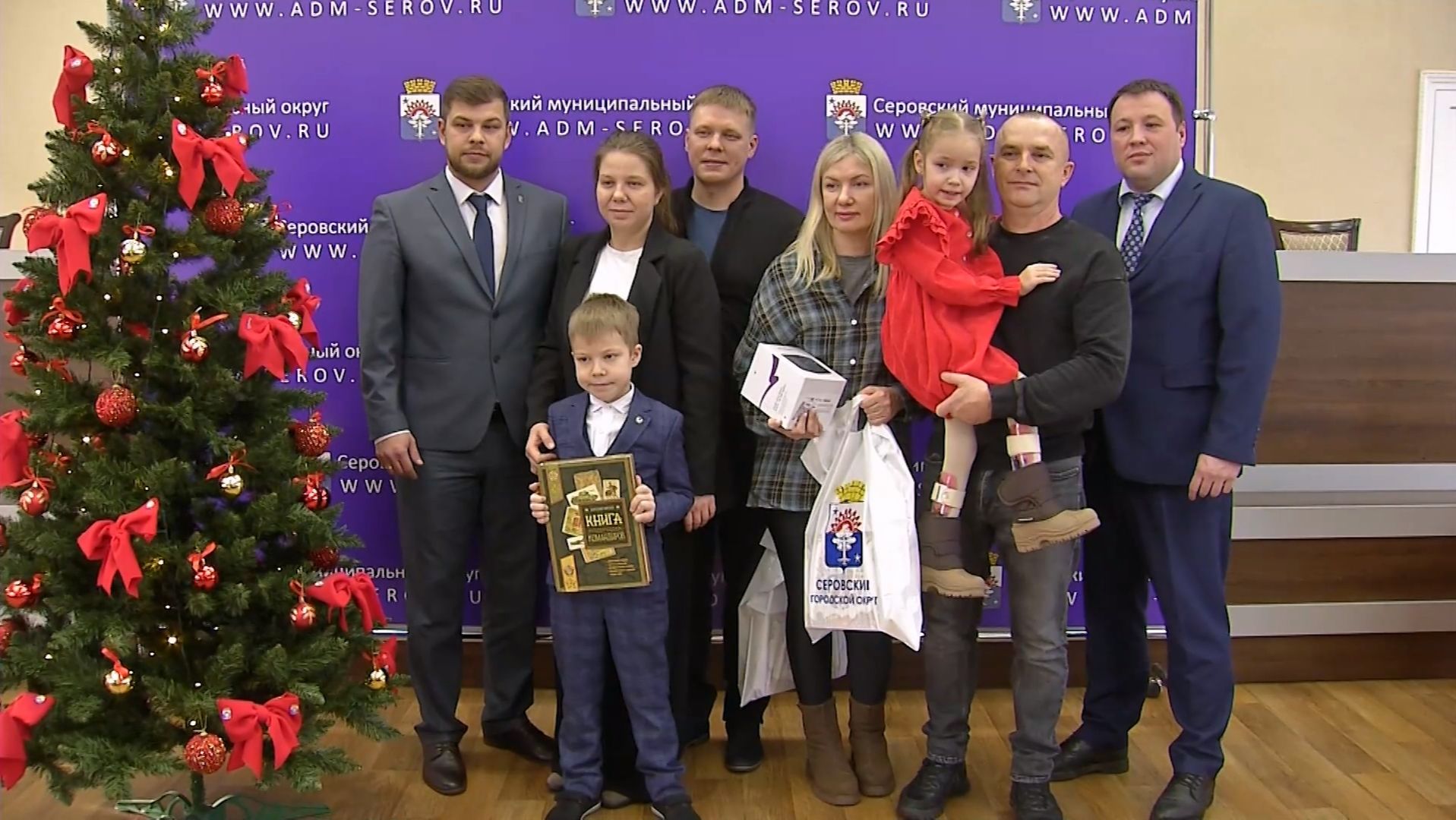 «Книгу будущих командиров» и умную колонку получили  в подарок серовские ребята смотреть онлайн