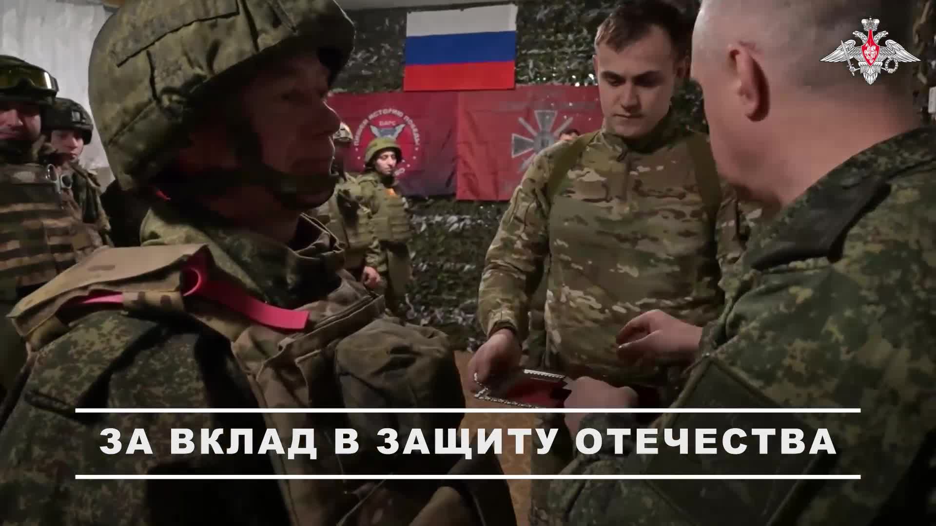 🧔 В зоне спецоперации состоялась церемония награждения бойцов добровольческого отряда «БАРС-13» ... смотреть онлайн